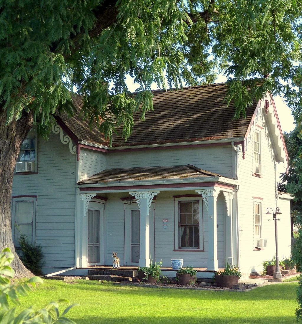 2048px-Beall_House_-_Central_Point_Oregon