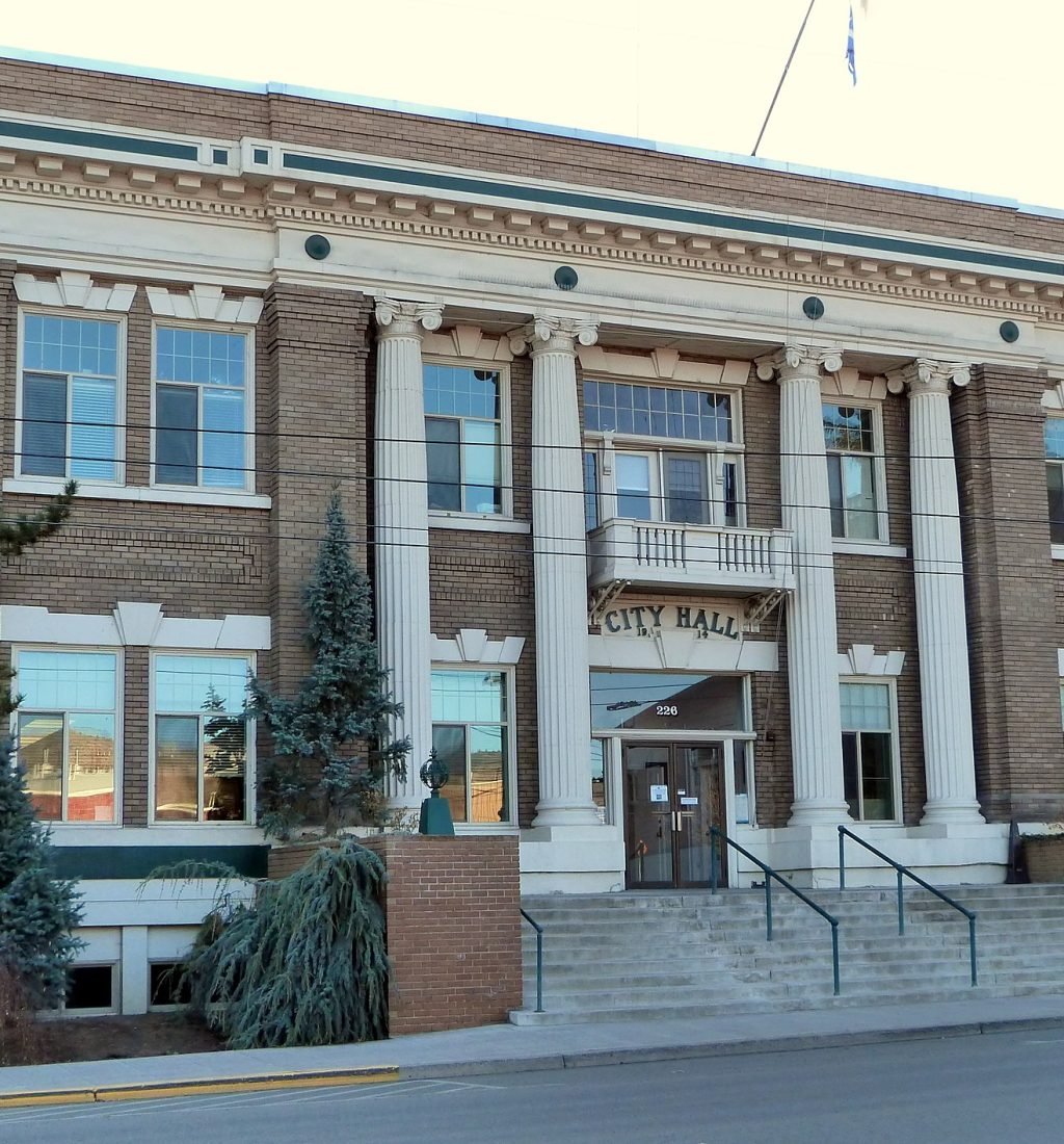 2048px-City_Hall_-_Klamath_Falls_Oregon